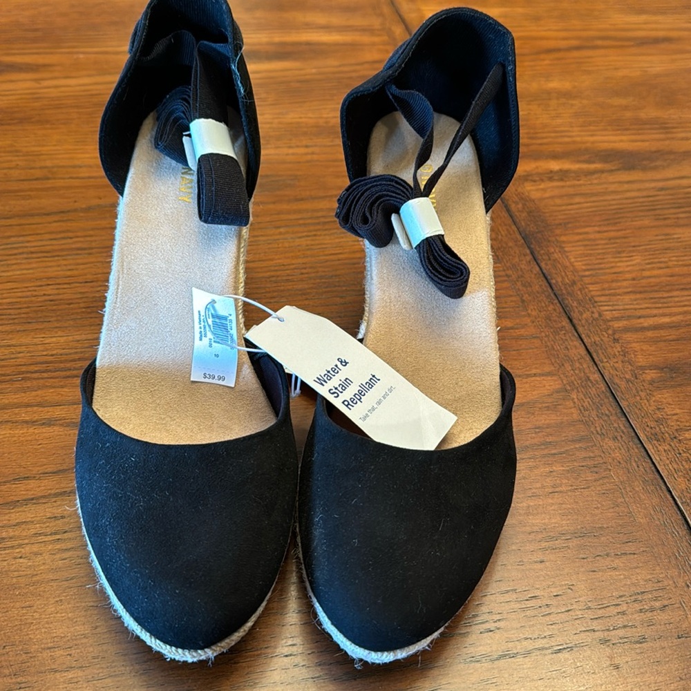Old Navy wedges size 10 black NWT Ties around ankles nonsmoking